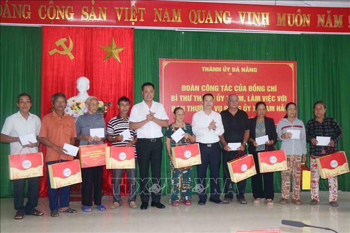 Bí thư Thành ủy Đà Nẵng Lê Ngọc Quang tặng 10 phần quà cho các gia đình chính sách, người có công, hộ có hoàn cảnh khó khăn.