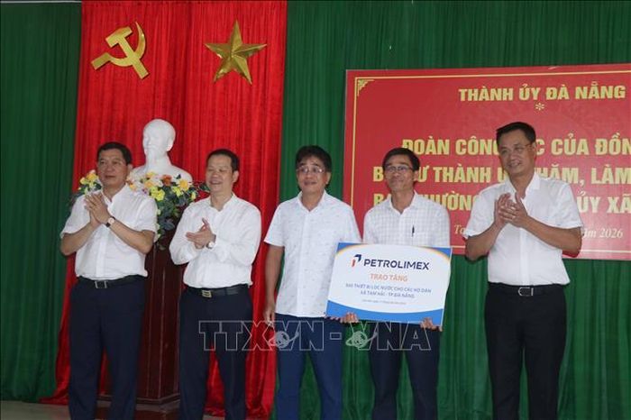 Lãnh đạo thành phố Đà Nẵng và Công ty TNHH MTV Petrolimex Đà Nẵng trao tặng 500 bộ thiết bị lọc nước cho người dân xã đảo Tam Hải.