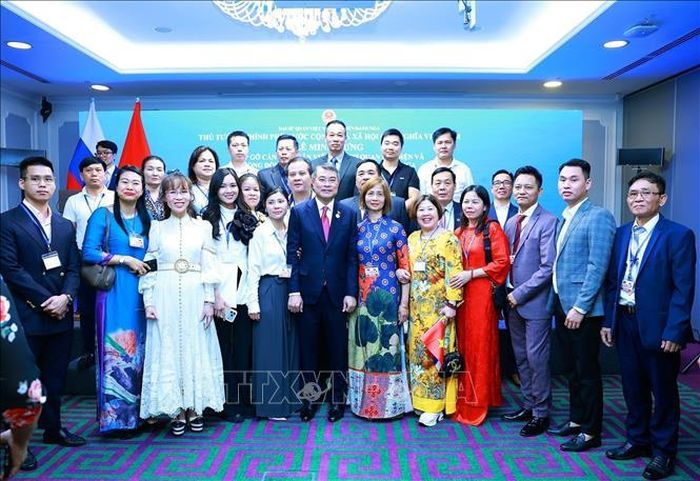 Thủ tướng Lê Minh Hưng với cộng đồng người Việt Nam tại Liên bang Nga. Ảnh: Dương Giang/TTXVN