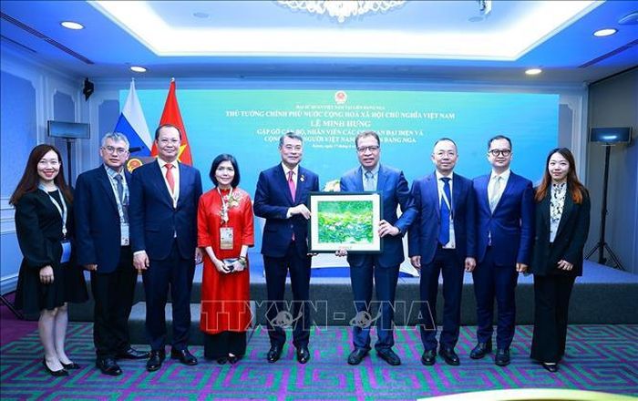 Thủ tướng Lê Minh Hưng tặng quà lưu niệm cho cán bộ, nhân viên Đại sứ quán Việt Nam tại Liên bang Nga. Ảnh: Dương Giang/TTXVN