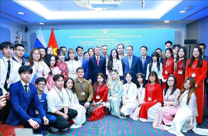Thủ tướng Lê Minh Hưng với du học sinh và cộng đồng người Việt Nam tại Liên bang Nga. Ảnh: Dương Giang/TTXVN