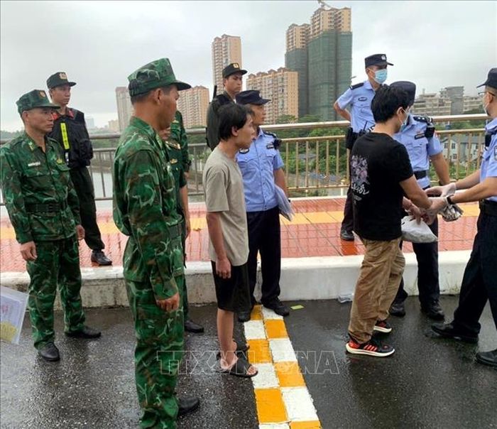 Các công dân Trung Quốc vi phạm pháp luật Việt Nam được cơ quan chức năng trao trả cho phía Trung Quốc. Ảnh: TTXVN phát