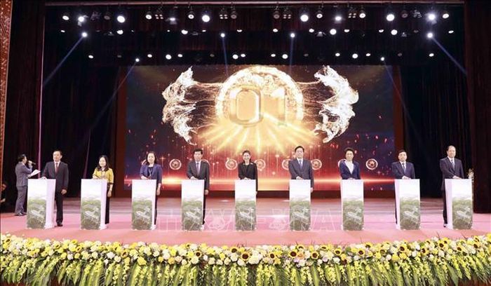 Các đại biểu thực hiện nghi thức ấn nút chính thức triển khai Dự án Khu công nghiệp Đoan Hùng - Amata City Phú Thọ tại hội nghị. Ảnh: Hoàng Hùng/TTXVN