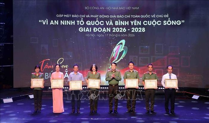 Thượng tướng Lê Quốc Hùng, Ủy viên Trung ương Đảng, Thứ trưởng Bộ Công an trao Bằng khen của Bộ trưởng Bộ Công an cho các cá nhân có thành tích xuất sắc. Ảnh: Phạm Kiên/TTXVN