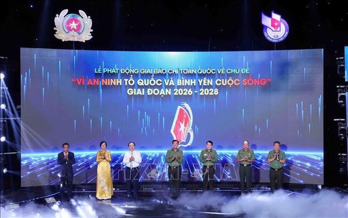 Các đại biểu thực hiện nghi thức phát động Giải báo chí toàn quốc "Vì An ninh Tổ quốc và Bình yên cuộc sống" giai đoạn 2026 - 2028. Ảnh: Phạm Kiên/TTXVN
