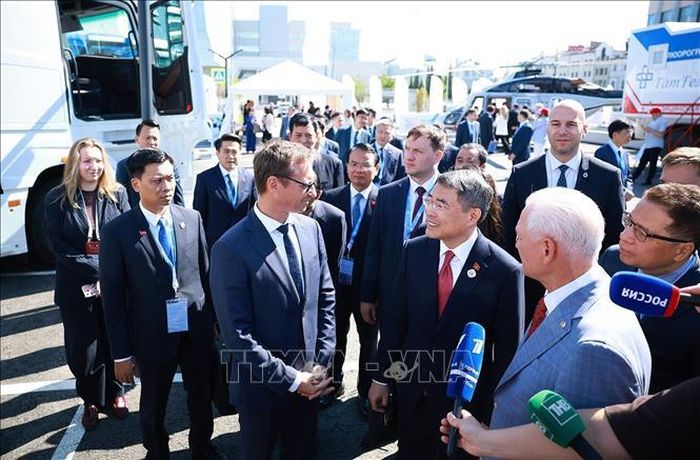 Thủ tướng Lê Minh Hưng tham quan Triển lãm tiềm năng kinh tế-xã hội Tatarstan. Ảnh: Dương Giang/TTXVN