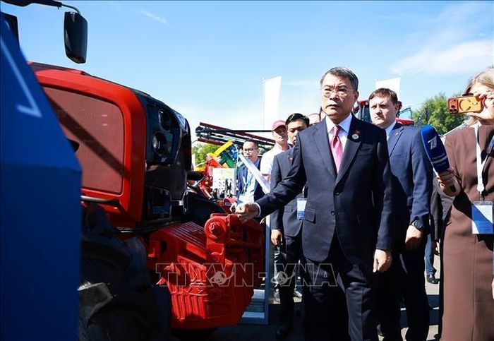 Thủ tướng Lê Minh Hưng tham quan trưng bày phương tiện công nghệ cao tại Triển lãm tiềm năng kinh tế-xã hội Tatarstan. Ảnh: Dương Giang/TTXVN