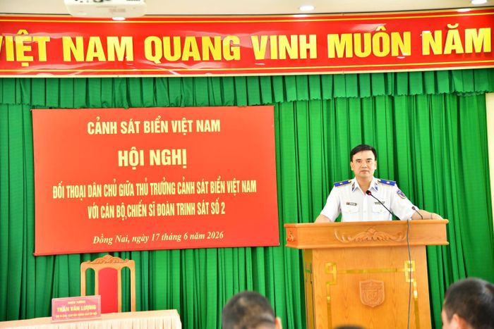 Thiếu tướng Trần Văn Lượng, Phó Tư lệnh - Tham mưu trưởng Cảnh sát biển Việt Nam đối thoại với cán bộ, chiến sĩ Đoàn Trinh sát số 2. Ảnh: Hồng Vân