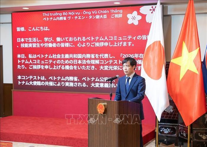 Ông Phan Tiến Hoàng, Bí thư thứ nhất, Trưởng ban Quản lý lao động đọc bài phát biểu của Thứ trưởng Bộ Nội vụ Vũ Chiến Thắng.