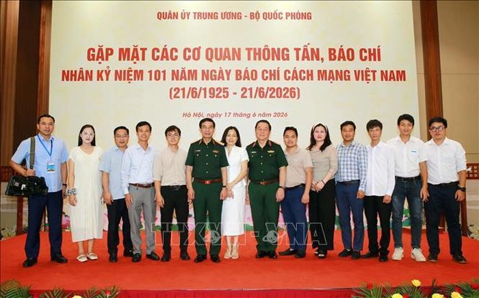 Đại tướng Phan Văn Giang; Đại tướng Nguyễn Trọng Nghĩa và các phóng viên chuyên trách mảng Quốc phòng - an ninh. Ảnh: Trọng Đức/TTXVN