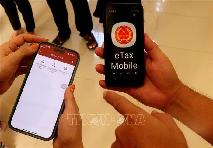 Người nộp thuế dùng ứng dụng eTax Mobile. Ảnh: Thu Hiền/TTXVN