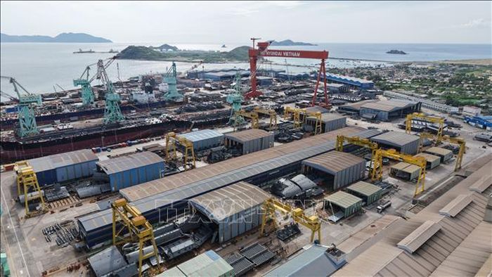 Nhà máy sửa chữa, đóng mới các loại tàu biển và gia công các kết cấu thép của Công ty TNHH Đóng tàu HD Hyundai Việt Nam đang hoạt động tại Khu kinh tế Vân Phong, tỉnh Khánh Hòa. Ảnh: Nguyễn Thành/TTXVN