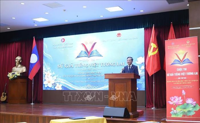 Đại sứ Việt Nam tại Lào Nguyễn Minh Tâm phát biểu khai mạc Cuộc thi “Sứ giả tiếng Việt tương lai” lần 2. Ảnh: Xuân Tú/PV TTXVN tại Lào