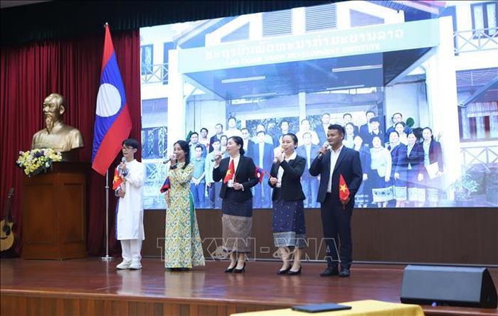 Màn thể thiện hiện tài năng tiếng Việt của tập thể đội thi đến từ Viện Phát triển Công đoàn Lào. Ảnh: Xuân Tú/PV TTXVN tại Lào