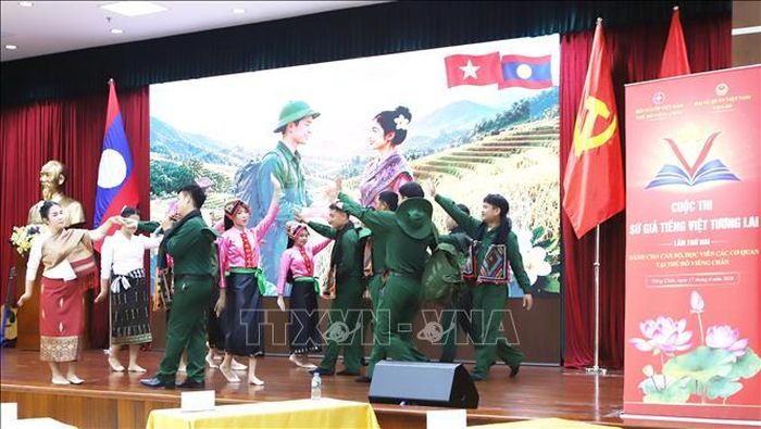 Tiết mục tham dự cuộc thi của các thí sinh Học viện Chính trị Công an nhân dân Lào thể hiện tình đoàn kết đặc biệt Việt Nam - Lào. Ảnh: Xuân Tú/PV TTXVN tại Lào