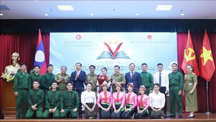 Đại sứ Việt Nam tại Lào Nguyễn Minh Tâm và Thứ trưởng Bộ Giáo dục và thể thao Lào Kingmono Phommahaxay trao giải cho đội đạt giải Nhất cuộc thi. Ảnh: Xuân Tú/PV TTXVN tại Lào