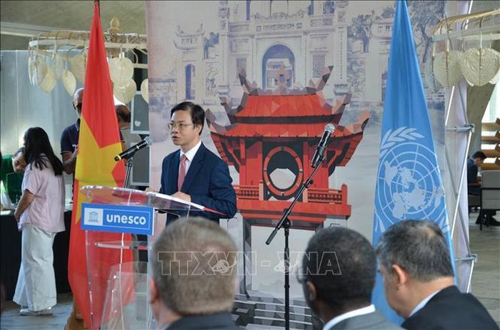 Chủ tịch Ủy ban Quốc gia UNESCO Việt Nam Ngô Lê Văn phát biểu khai mạc chương trình văn hóa “Đạo học” nhân dịp kỷ niệm 950 năm thành lập Quốc Tử Giám. Ảnh: Hữu Chiến/PV TTXVN tại Pháp