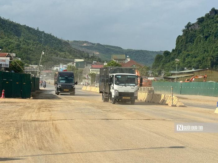 Không chỉ trên tuyến, tại điểm thi công nút giao với Quốc lộ 18 sát khu dân cư của dự án trên cũng diễn ra tình trạng bụi bẩn. Một số người dân di chuyển qua đây cho biết, ngày nắng thì bụi, ngày mưa thì bùn đất rất bẩn, họ mong muốn đơn vị thi công sớm hoàn thiện công trình này. Liên quan đến nội dung trên, trao đổi với phóng viên, một cán bộ UBND phường Quang Hanh cho biết, phường đã nắm được và đã có văn bản gửi chủ đầu tư và đơn vị thi công. 