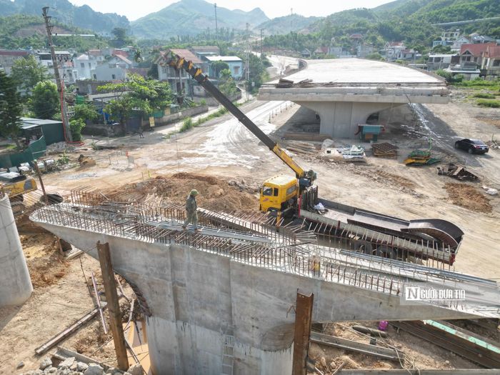 Các công nhân thi công trên cao cũng không được trang bị đồ bảo hộ, việc này tiềm ẩn nguy cơ mất an toàn lao động.