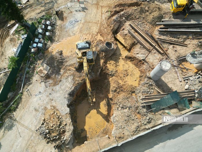 Trên công trường nút giao dự án với Quốc lộ 18 ngày 8/6, phóng viên ghi nhận trên công trường chỉ có một số công nhân có mặt trong khi đó rất nhiều máy móc thiết bị được tập kết tại đây.