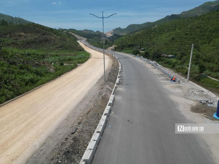 Theo ghi nhận của phóng viên, thời điểm đầu tháng 6/2026, trên công trường dự án một số vị trí mới được đắp đất và lu lèn.
