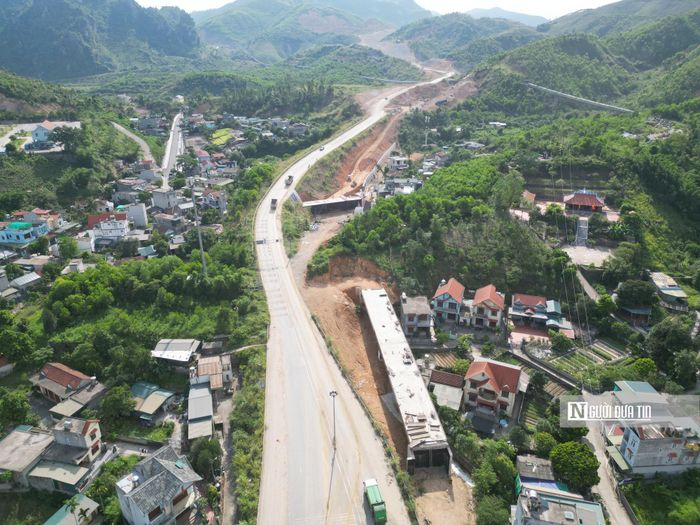 Thông tin từ UBND tỉnh Quảng Ninh, trong quá trình triển khai, dự án gặp nhiều khó khăn. Để nắn tuyến, hạ dốc, khối lượng đào đắp rất lớn. Tuyến thi công song song với quốc lộ có lưu lượng phương tiện cao, nên công tác đảm bảo an toàn giao thông và điều tiết phương tiện phải thường xuyên điều chỉnh, khiến việc tổ chức thi công chỉ có thể thực hiện từng phần.