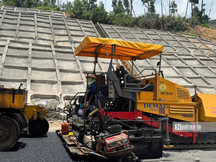 Một số nơi trên tuyến, dự án đang được đơn vị thi công thảm nhựa mặt đường.