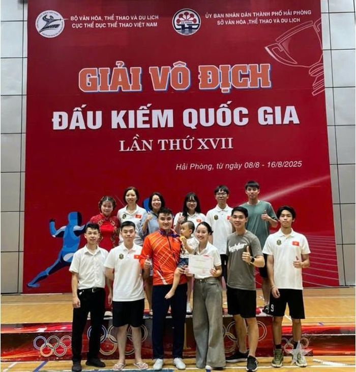Giải vô địch đấu kiếm quốc gia lần thứ 17 được tổ chức tại Hải Phòng đã diễn ra sôi nổi, quy tụ hàng trăm VĐV từ nhiều tỉnh, thành.
