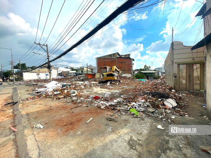 Có những hộ dân thuộc diện giải tỏa trắng, đã sớm triển khai công tác tháo dỡ, di dời tài sản và bàn giao lại mặt bằng cho cơ quan chức năng.