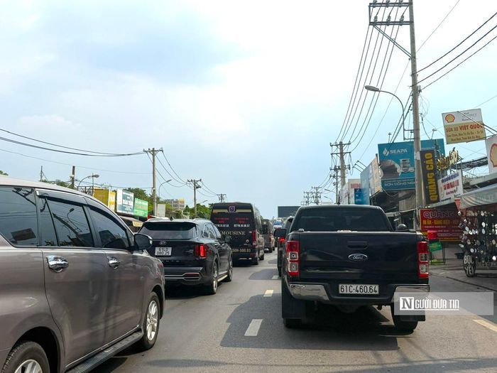 Dù đã được đưa vào kế hoạch mở rộng từ năm 2001, dự án nâng cấp Quốc lộ 13 nhiều lần chậm tiến độ. Hiện nay, đoạn tuyến qua địa bàn Bình Dương (cũ) đang được triển khai mở rộng, trong khi phía kết nối vào trung tâm Tp.HCM vẫn còn hẹp. Lưu lượng phương tiện lưu thông lớn khiến khu vực này thường xuyên xảy ra ùn tắc, kể cả ngoài giờ cao điểm.