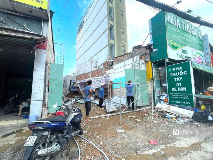 Lực lượng lao động đang tập trung tháo dỡ 1 căn nhà.