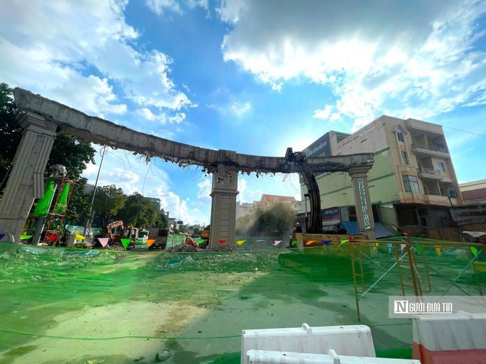 Cổng dự án khu đô thị Vạn Phúc City trên đường Đinh Thi Thị - Quốc lộ 13. Đây là công trình cổng vào của khu đô thị nghìn tỷ. Quốc lộ 13 mở rộng, chủ đầu tư đang thực hiện việc tháo dỡ bài giao mặt bằng cho nhà nước.