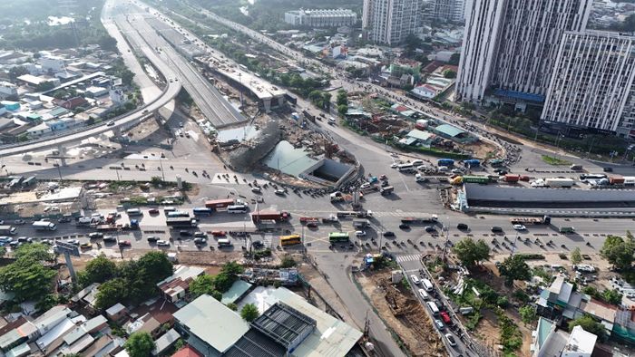 Theo Ban Quản lý dự án đầu tư xây dựng các công trình giao thông Tp.HCM, tiến độ tổng thể dự án hiện đã đạt hơn 80%. Tại công trường, các nhà thầu đang đồng thời thi công hai nhánh cầu vượt N4 và N1.1. Trong đó, nhánh N4 kết nối hướng lưu thông từ đường Đồng Văn Cống vào đại lộ Mai Chí Thọ đã hoàn thành khoảng 80% khối lượng công việc. Theo kế hoạch ban đầu, công trình sẽ đưa vào khai thác trong tháng 6/2026. Tuy nhiên, do ảnh hưởng của thời tiết bất lợi trong thời gian qua, thời điểm hoàn thành được điều chỉnh sang cuối tháng 7/2026.