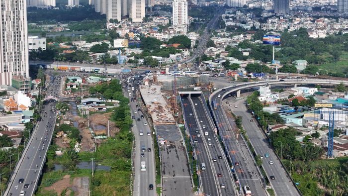 Dự án nút giao An Phú được khởi công cuối năm 2022 với tổng vốn đầu tư hơn 3.400 tỷ đồng. Công trình được thiết kế theo mô hình giao thông ba tầng, kết nối các tuyến giao thông huyết mạch gồm cao tốc Tp.HCM - Long Thành - Dầu Giây, đại lộ Mai Chí Thọ, đường Đồng Văn Cống, Nguyễn Thị Định và Lương Định Của.