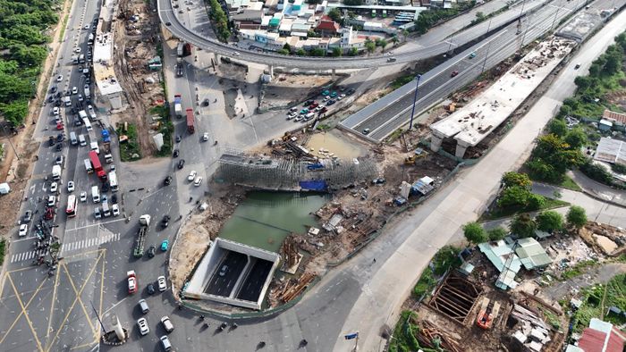 Trước đó ít ngày, tại nhánh cầu N1.1 của dự án đã xảy ra sự cố sập giàn giáo khiến một công nhân bị thương nhẹ. Các đơn vị liên quan sau đó đã triển khai công tác khắc phục, rà soát kỹ thuật và gia cố hệ thống kết cấu tạm trước khi tiếp tục thi công.