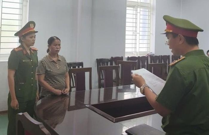 Cơ quan CSĐT Công an Tp.Đà Nẵng tống đạt các quyết định đối với Phạm Thị Hương. Ảnh: Công an Tp.Đà Nẵng.