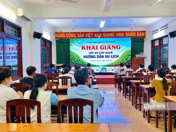 Lớp đào tạo nghề nông thôn do UBND xã Tuy Phước tổ chức, tham gia có nhiều ngư dân thực hiện giải bản tàu cá và chuyển đổi nghề