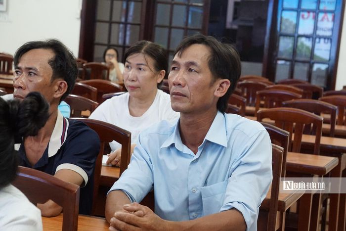 Ngư dân Trần Minh Phụng (ngoài cùng) rời tàu cầm bút để chuẩn bị cho một hướng đi mới