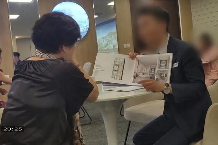 Đối tượng dụ dỗ người lớn tuổi tham gia mô hình "sở hữu kỳ nghỉ" để lừa đảo hàng chục tỷ đồng (Ảnh từ phim tài liệu VTV Đặc biệt: Cạm bẫy từ các hợp đồng kỳ nghỉ).