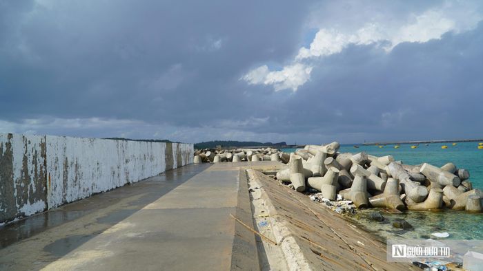 Trao đổi với Người Đưa Tin, ông Nguyễn Thành Trung – Phó Giám đốc Ban Quản lý dự án đầu tư xây dựng số 2 cho biết, dự án có ý nghĩa đặc biệt quan trọng đối với phát triển kinh tế biển và đảm bảo an toàn cho hoạt động khai thác thủy sản tại khu vực. "Khu neo đậu tránh trú bão Phú Quý giai đoạn 2 được đầu tư đồng bộ theo tiêu chuẩn khu neo đậu cấp vùng. Sau khi đưa vào khai thác, công trình sẽ đáp ứng nhu cầu neo đậu an toàn cho khoảng 1.000 tàu cá, góp phần giảm thiểu thiệt hại về người và tài sản khi có thiên tai, bão gió xảy ra trên biển", ông Trung nói.