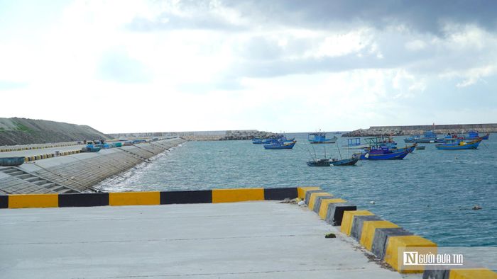 Tuyến kè bảo vệ bờ dài hơn 800m đã hoàn thiện, góp phần đảm bảo an toàn cho khu vực neo đậu trong điều kiện thời tiết cực đoan.