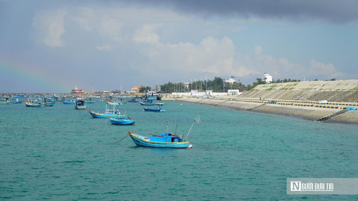 Luồng tàu và vùng nước trước khu neo đậu được nạo vét đạt cao trình thiết kế, tạo điều kiện cho tàu cá công suất lớn ra vào tránh trú bão.