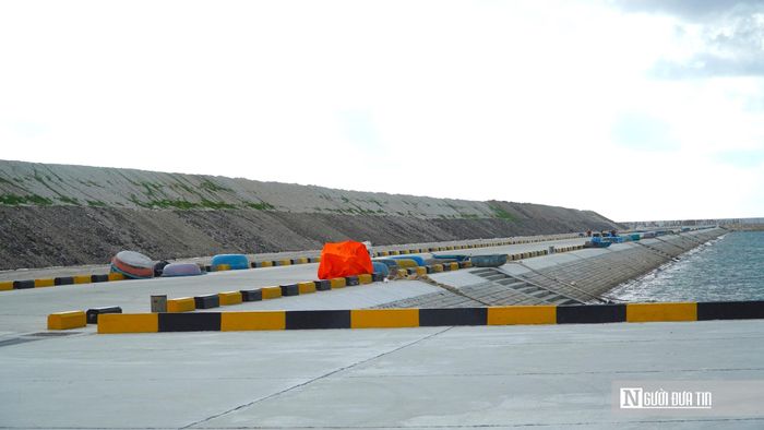 Việc hoàn thành Khu neo đậu tránh trú bão cho tàu cá Phú Quý (giai đoạn 2) được xem là một trong những công trình hạ tầng nghề cá quan trọng của tỉnh Lâm Đồng sau sáp nhập. Không chỉ bảo đảm an toàn cho tàu cá trong mùa mưa bão, công trình còn tạo tiền đề để phát triển các dịch vụ hậu cần nghề cá, logistics thủy sản, góp phần nâng cao giá trị khai thác hải sản và thúc đẩy tăng trưởng kinh tế biển bền vững tại Đặc khu Phú Quý trong những năm tới. Để đảm bảo tính đồng bộ, phát huy hiệu quả sau đầu tư, sau khi hoàn thiện khu neo đậu phú quý, UBND tỉnh đã đễ xuất Bộ NN&MT quan tâm bố trí nguồn vốn trung hạn 2026-2030 khoảng 300 tỷ đồng để đầu tư cảng cá triều dương (cảng cá loại 1), kết hợp khu neo đậu phú quý đảm bảo theo đúng quy hoạch xây dựng cảng cá, khu neo được Thủ tướng chính phủ phê duyệt tại QĐ 582/QĐ-TTg ngày 3/7/2024.