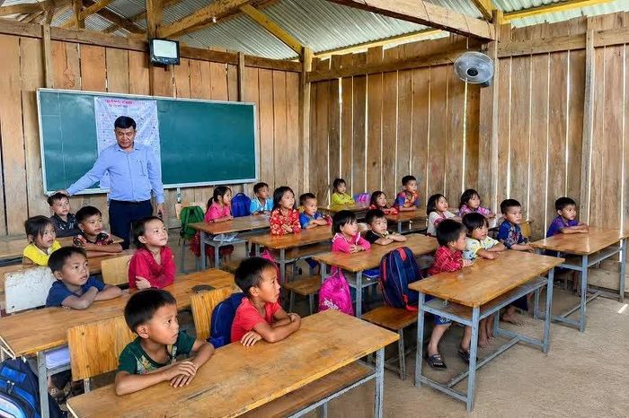 Phó Chủ tịch UBND xã Đam Rông 2 Dương Tất Phong thăm hỏi, động viên các em học sinh vùng sâu, vùng xa của xã.
