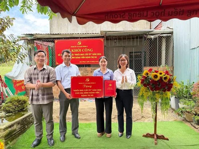 Bí thư Đảng ủy xã Đam Rông 2 Ndu Ha Biên; Phó Bí thư Thường trực Đảng ủy Phan Thị Cẩm và Chủ tịch UBND xã Trương Văn Sáng trao kinh phí hỗ trợ sửa chữa “Ngôi nhà cấp ủy” cho gia đình bà Đặng Thị Hà - đảng viên Chi bộ cơ sở Trường Tiểu học Liêng Srônh.