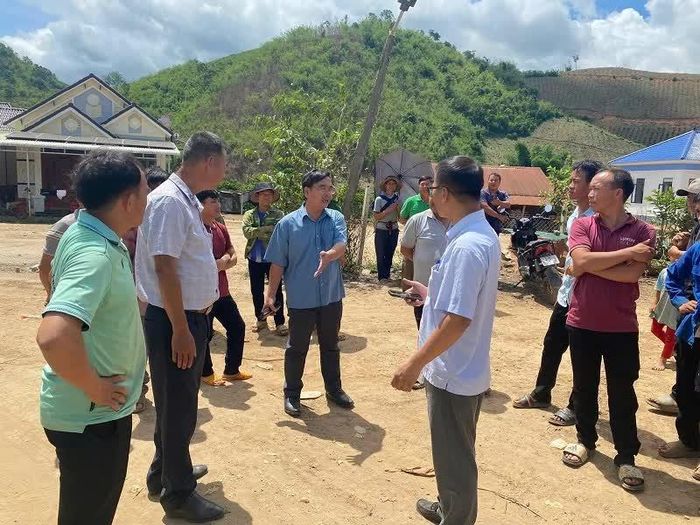 Chủ tịch UBND xã Đam Rông 2 Trương Văn Sáng thông tin đến người dân về chủ trương đầu tư, xây dựng các dự án để tạo sự đồng thuận, ủng hộ.