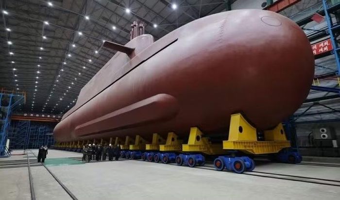Tàu ngầm chạy bằng năng lượng hạt nhân đầu tiên của Triều Tiên. Ảnh: MW.
