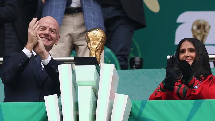 Chủ tịch FIFA Gianni Infantino và nữ diễn viên Salma Hayek vẫy chào khán giả trong trận đấu khai mạc World Cup tại Mexico City. Ảnh: Getty.
