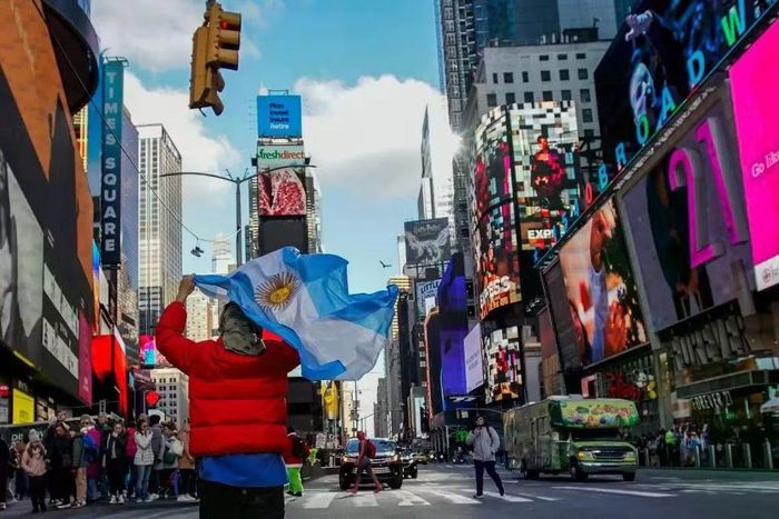 Người hâm mộ ăn mừng sau khi Argentina giành chiến thắng trong trận chung kết World Cup 2022 trước Pháp, tại New York, Mỹ. Ảnh: Getty.