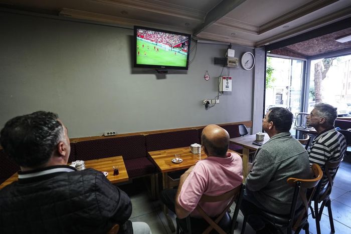 Người hâm mộ xem trận đấu thuộc bảng D World Cup 2026 giữa Thổ Nhĩ Kỳ và Australia trên màn hình tại Sultanbeyli, Istanbul, Thổ Nhĩ Kỳ, ngày 13/6. Ảnh: AA.